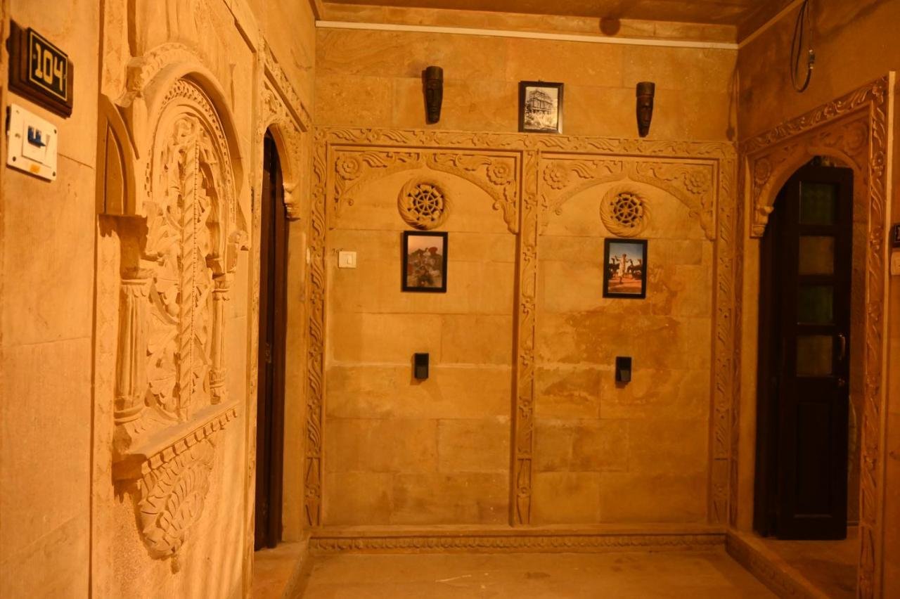 Hallway with carved niches