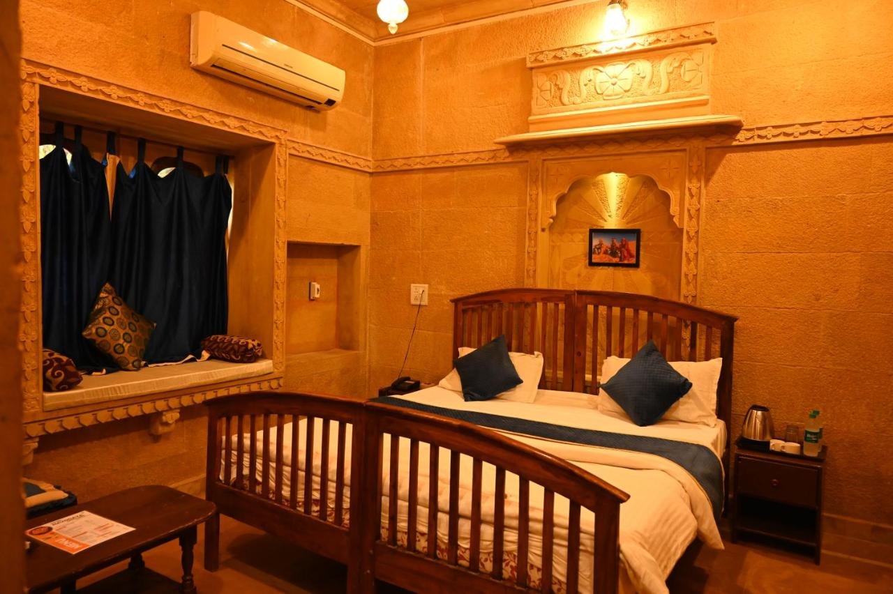 Double room with window seat
